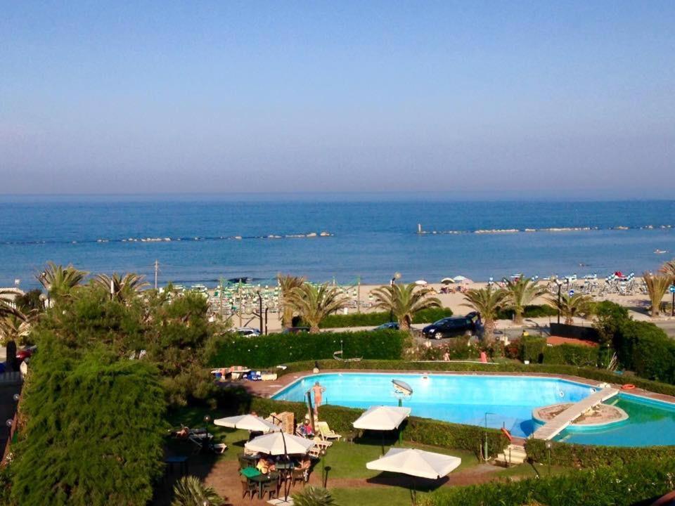 Le Rose Beach & Suites Appartamenti Fronte Mare A Villarosa 마르틴시쿠로 외부 사진